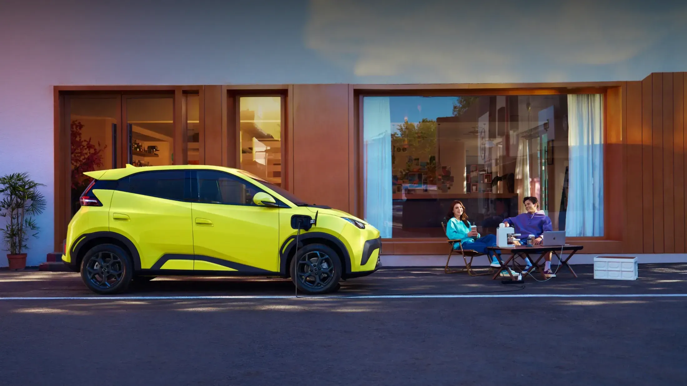 BYD Dolphin Surf versorgt am Abend eine Terrasse mit Strom