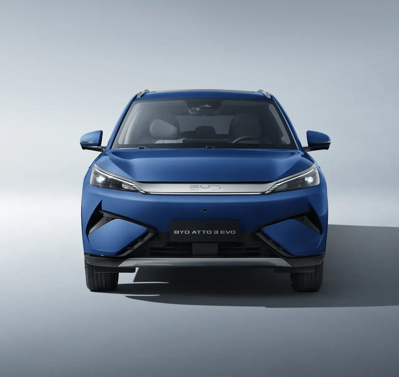 BYD Atto 3 EVO in Blau von vorn im Studio