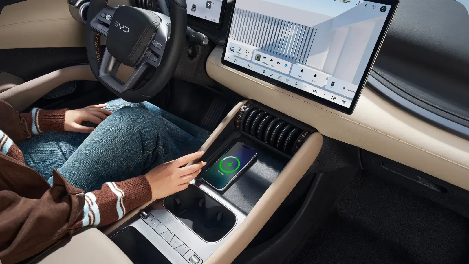 Smartphone liegt auf der Ladeschale in der Mittelkonsole des BYD Atto 3 EVO