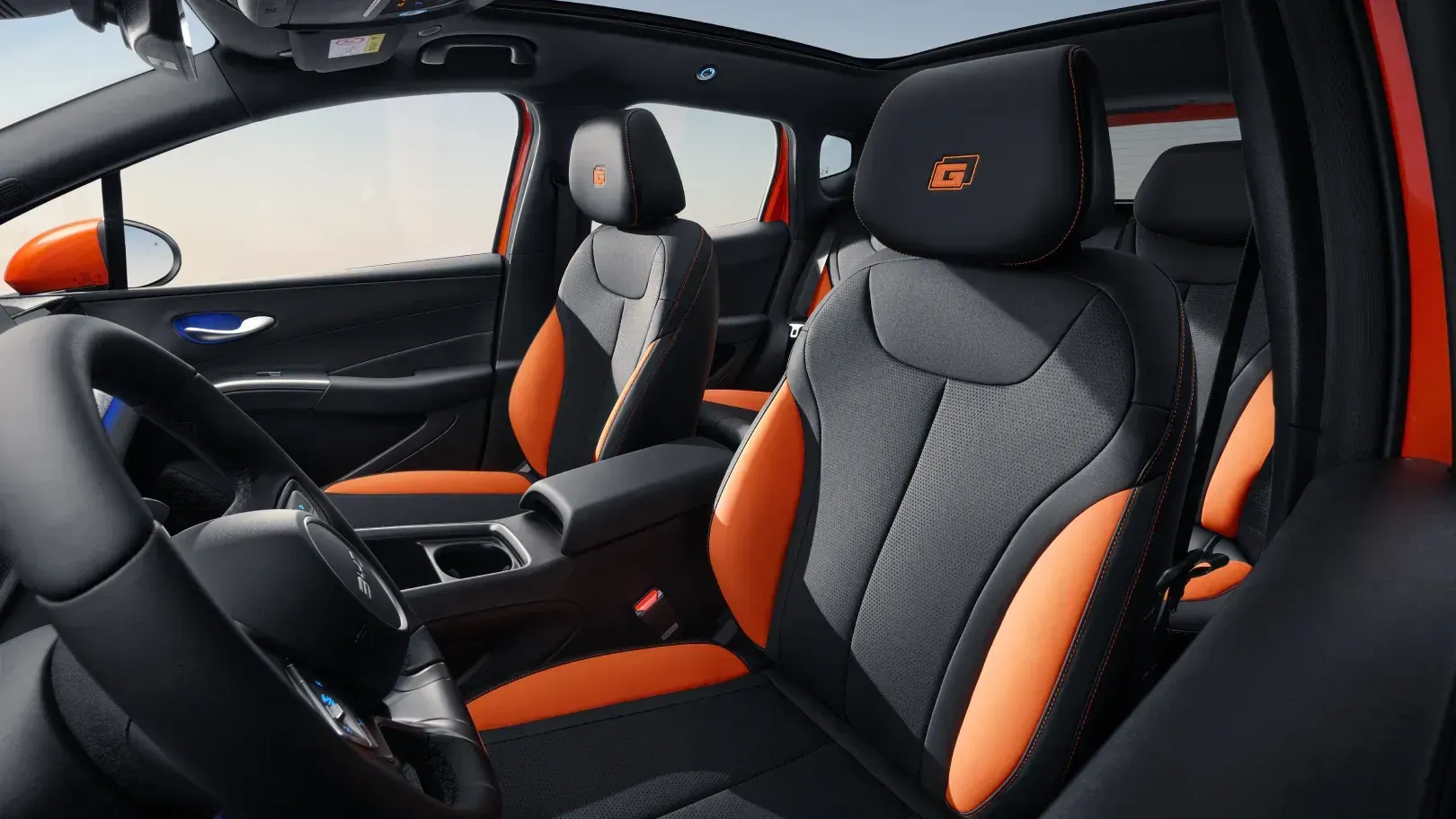Innenraum des BYD Dolphin G DM-i mit schwarz-orangen Sitzen