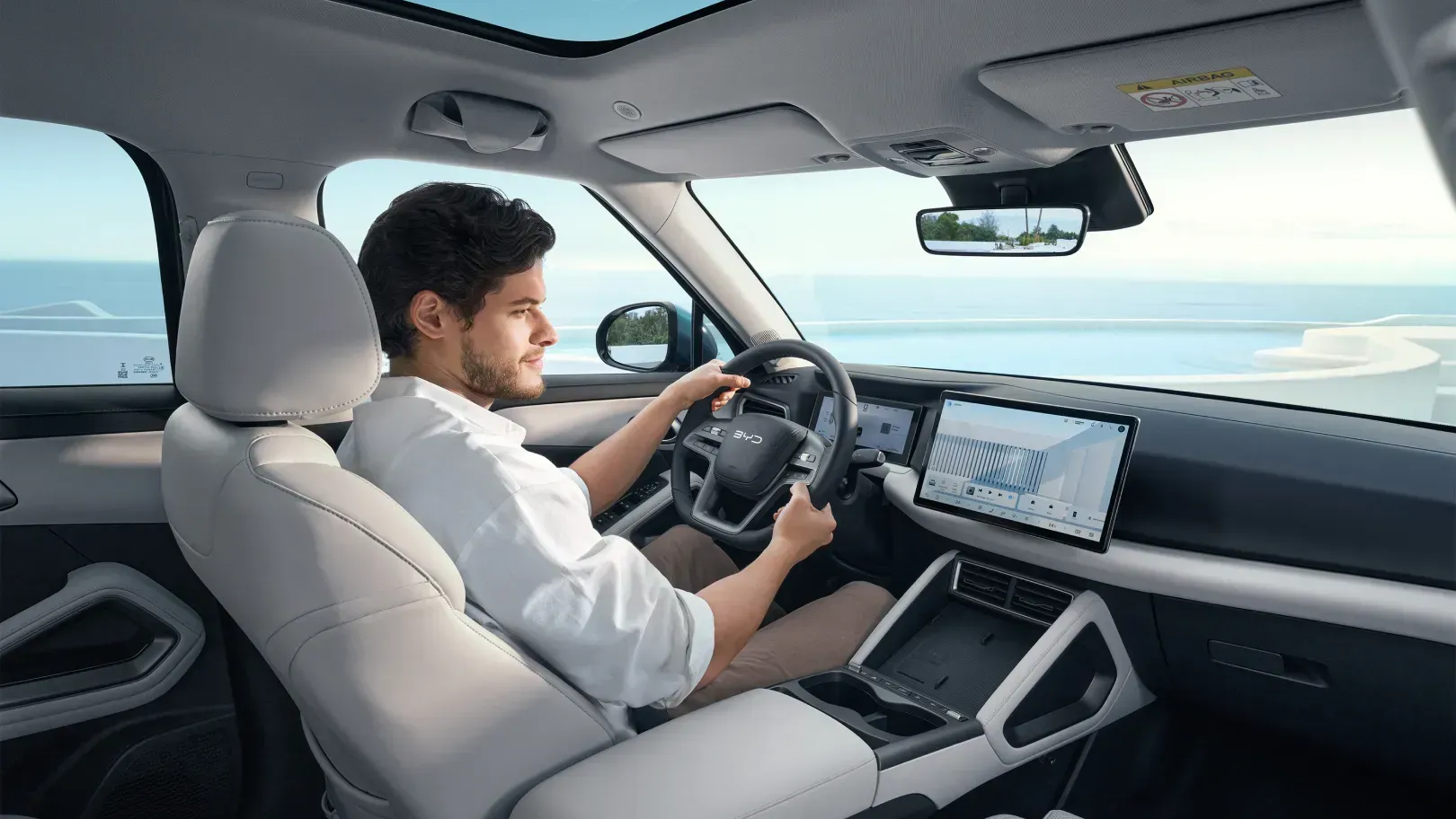 Fahrer im Innenraum des BYD Atto 2 DM-i