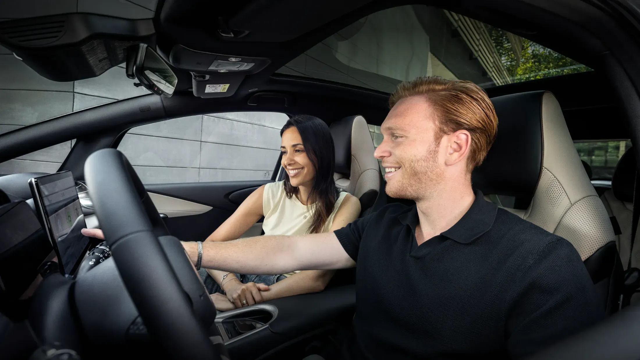 Paar lacht im Innenraum des BYD Dolphin